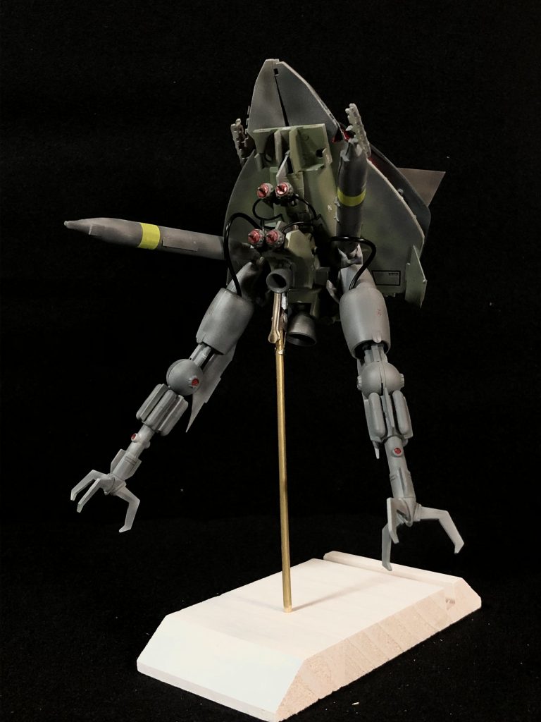 うしろ巨大なプロペラントタンクを装備する事で20分しかなかった作戦行動時間の延長を実現
