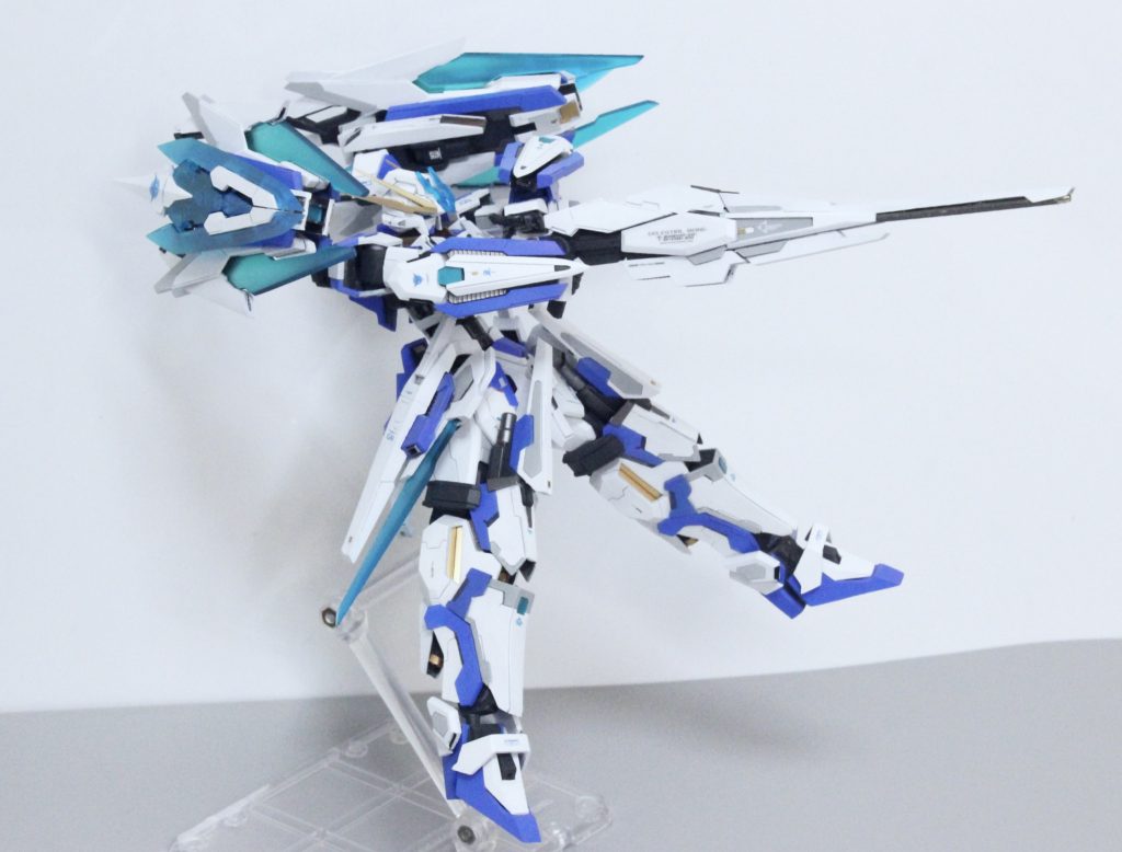 銃身の伸縮ギミックがあり、連射重視と貫通力重視の2モードを切り替えて使用する。GNシールド