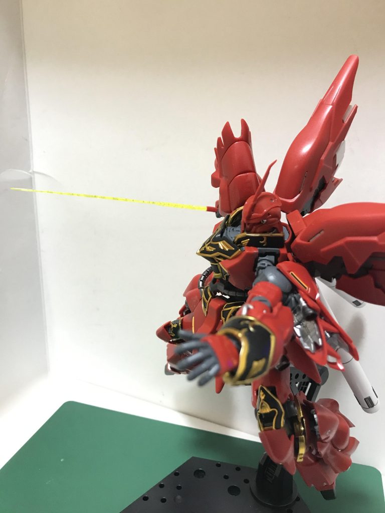 ビームサーベル造形が細かく他のサーベルと違うのが良い感じただしその反面受け側がキツく、調整しないと抜く時に折れる危険性がありました