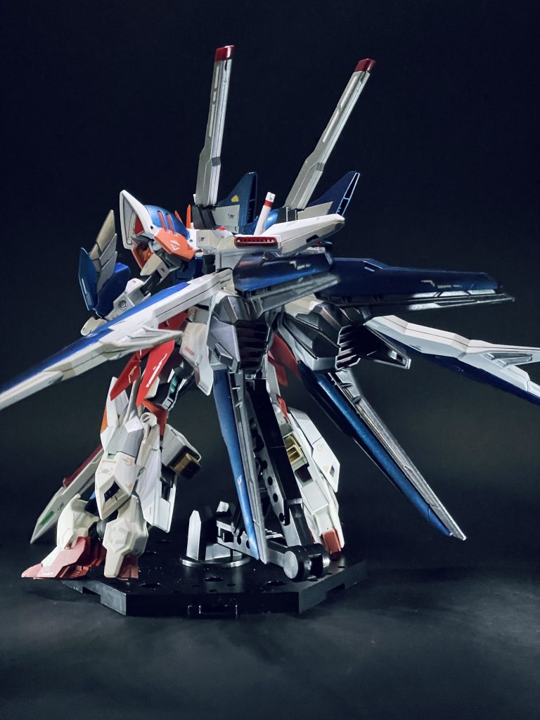 後ろ姿はこんな感じ。画像ではほぼ見えてませんが、ドラグーンを外した部分はシルバーで塗装しました。塗装も含め、出来る限り弄ってないところが無いよう弄り尽くしました。