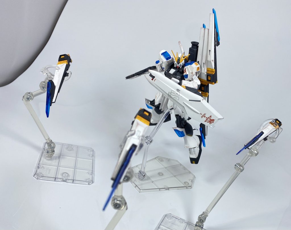 [プラフスキー・フィンファンネル]本機のバックパックに接続されるサイコミュ武装。νガンダムのフィンファンネルにプラフスキークローが搭載されており、フィンファンネルとしての通常の使用に加えて、ファングやソードビット系武装のような近接攻撃にも対応している。