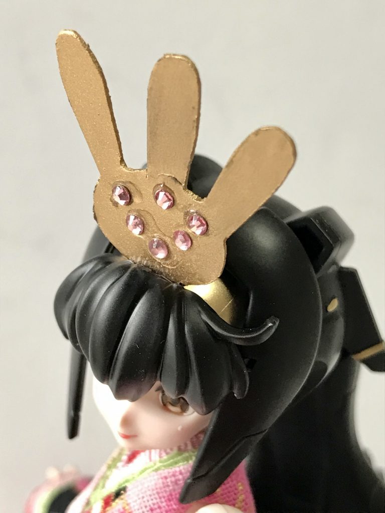 髪飾り(平額:ひらびたい)はプラ板を切り出してゴールドで塗り、手芸用のガラスチップを貼りました。瞬間接着剤が流れて汚いですが、遠目に見れば問題ありません♪ちなみにほかの写真では、このガラスチップが何個か取れてしまっています(汗) 後から気づいて貼り直したあとの写真です。