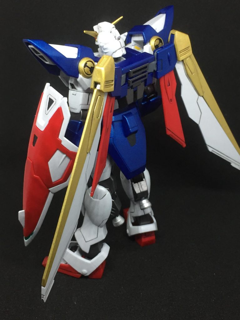 バックショット手抜きポイント:小さい羽(赤)の一部塗り分けを省略やってやれないことは無かったのですが…金と青の発色?発光?は良いのですが、赤が思っていたよりも光らないことが分かりました。つや消しのせい?