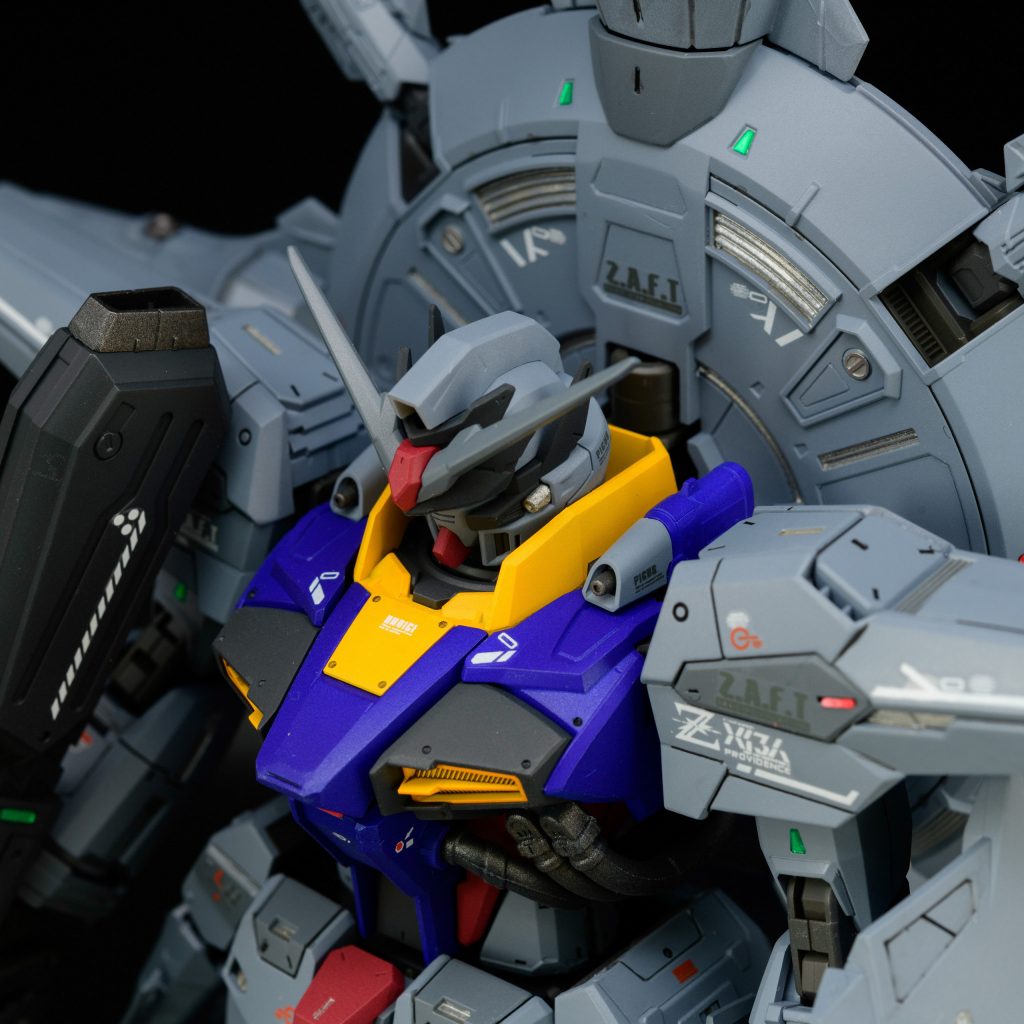 単調にならないようにグレーは２色で塗り分け。特徴的なドラグーンユニットは各所にエッジングパーツを配置。