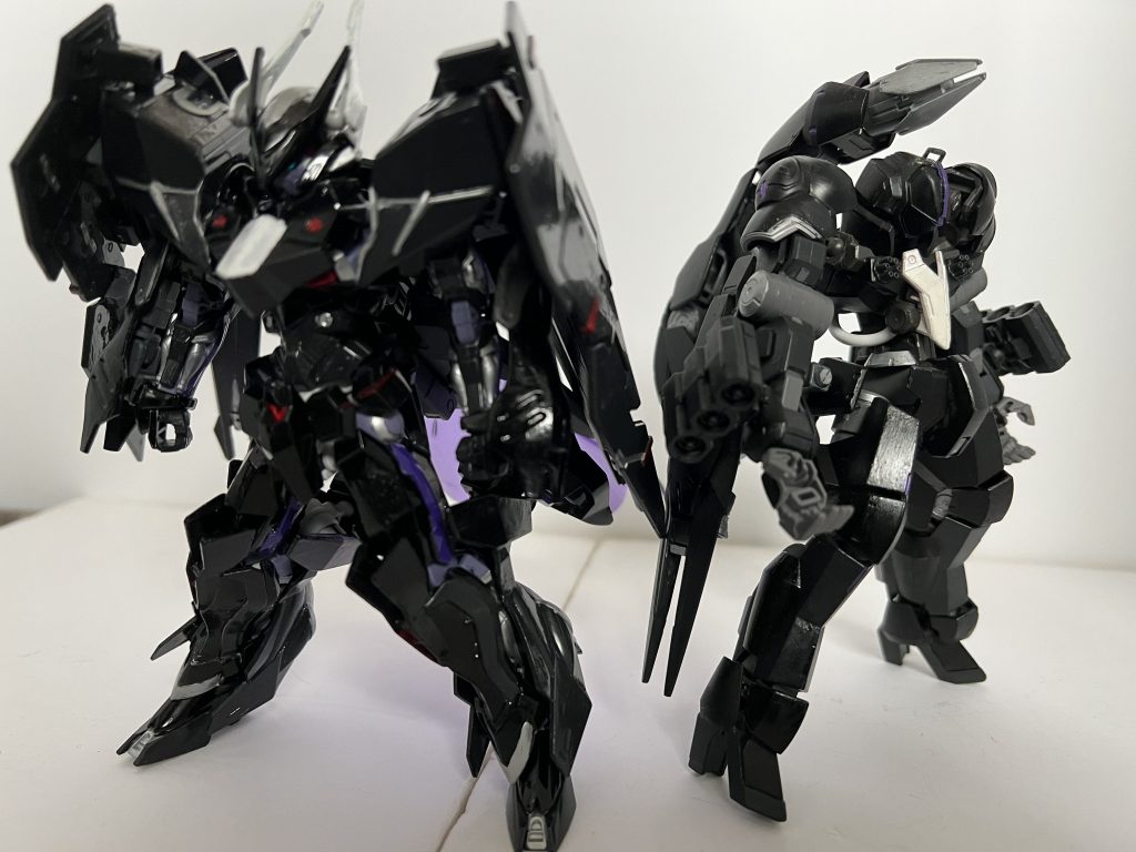 ボ卿との比較。色が近いのでミッドナイトブルーをメインカラーにし赤を差し色にして印象を被らないよう工夫