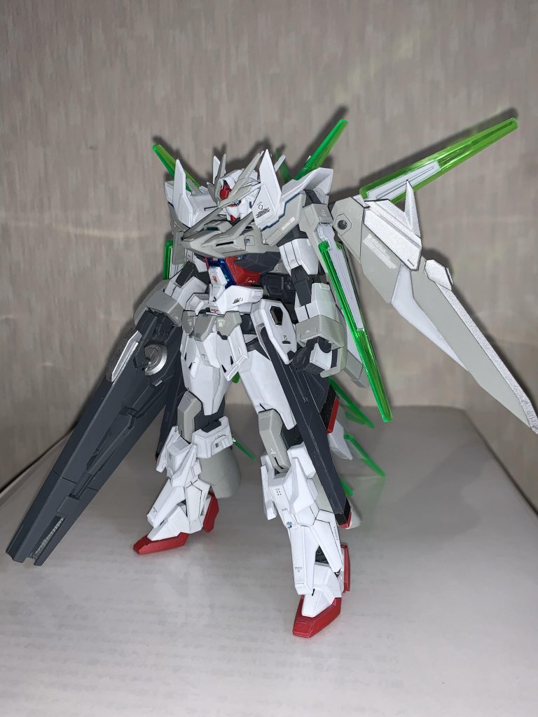 本体はFXをベースに、アメイジングエクシア、フリーダム、ダブルオースカイメビウス、ウイングゼロ(EW)、ガンダムアストレアtype-F、MSGのパーツを組み込んでいます。肩には、プラ板から切りとったパーツをつけて、縦の長さを出しています。