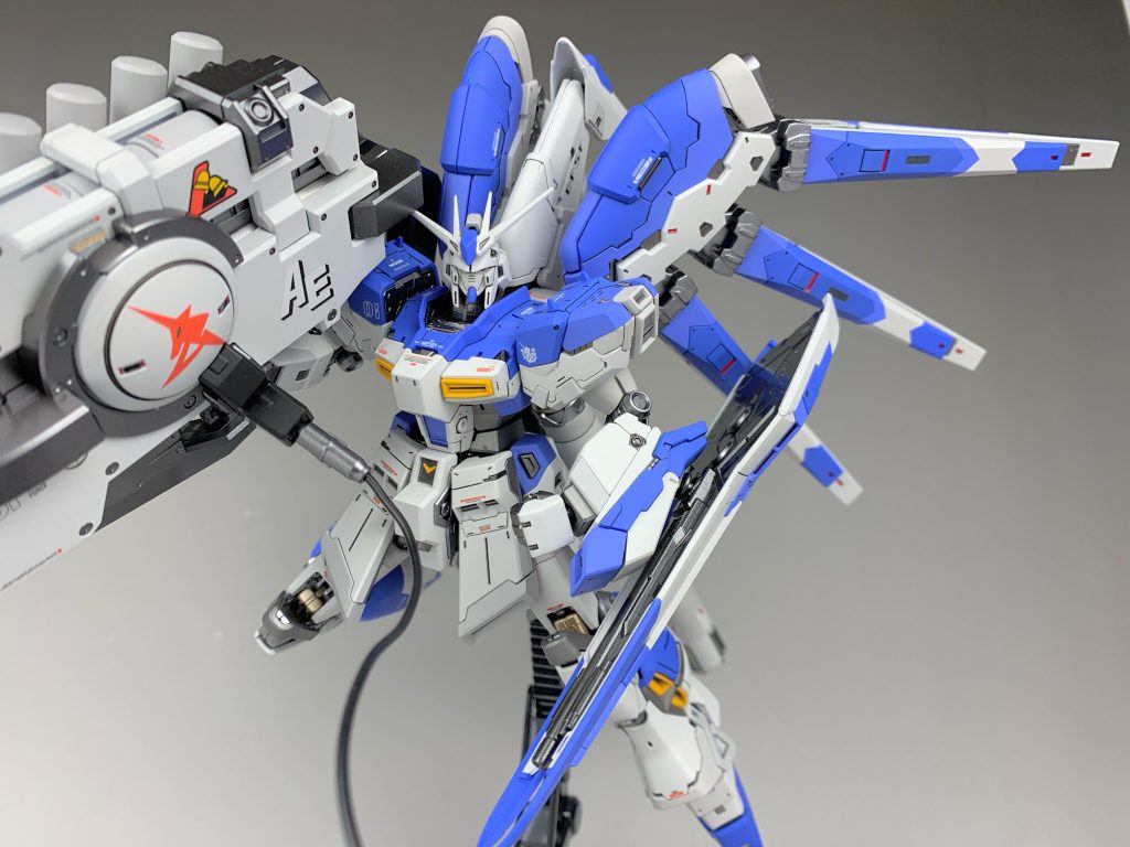 別アングルからHi-νガンダムにはνガンダムの赤いアムロマークがなかったのでハイパーメガバズーカランチャー本体に使用しました!個人的にはロンド・ベルとアナハイム・エレクトロニクスマークもいい感じに馴染んできたかなと思ってます😁