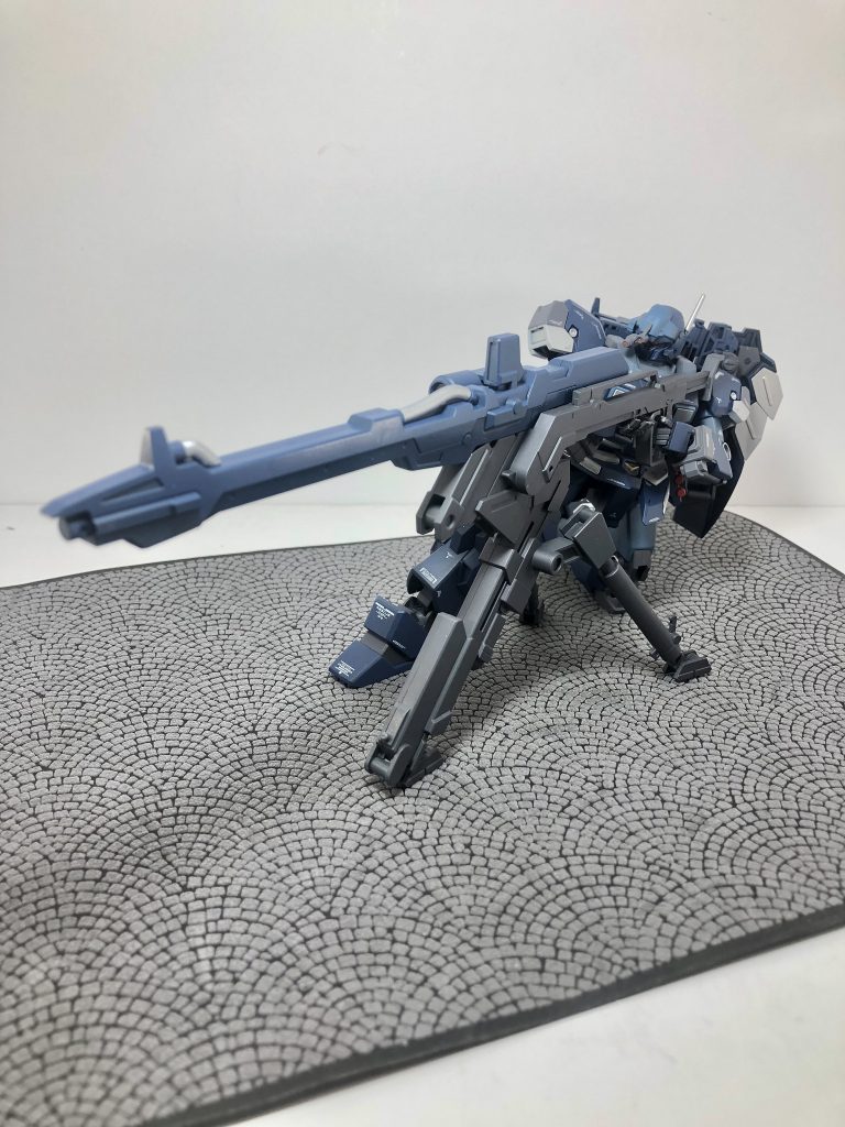 シェザール隊装備の、メガビームランチャー＆トライポッドを構え、カッコ良いです。