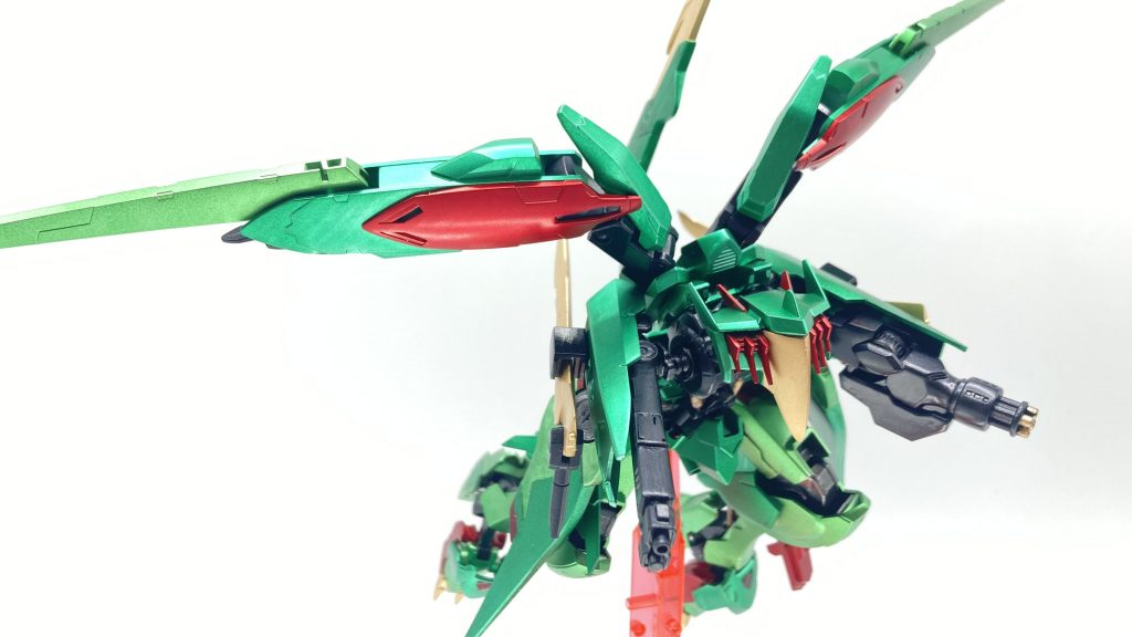 後方は近接特化な前方を支援する鳥獣型の機体となり、主に空中から射撃による援護・支援を行います