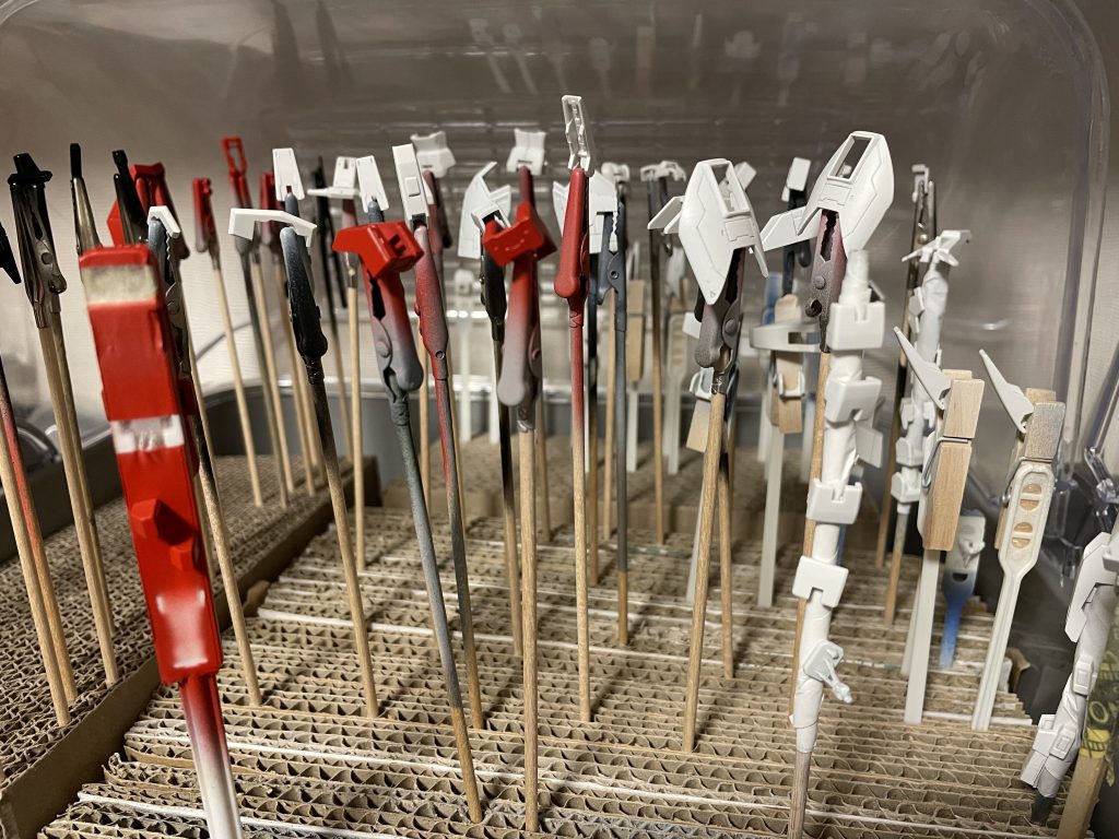 勢いよくバラして塗装を始めたものの、説明書がない!保管しておいたゼータの箱に入ってないんですよ。組み上げられない(T . T)塗装したパーツの組付けは、まるで牛乳パズルみたい🧩🥛でしたよ。でも意外と楽しい(爆笑)クセになりそうですよ。