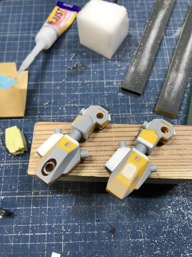 バインダーのフレーム。旧キット百式の腿パーツを使用。