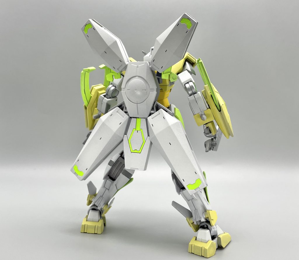 裏側はこんな感じ緑のラインはマスキングするのがめんどくさかったのでシールに直接塗装してます