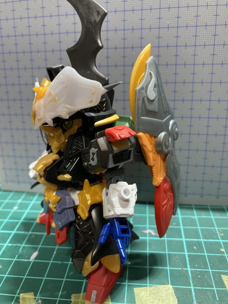 工作最終段階、ほぼ完成形。盾のデザインが浮いてるように感じたので作り直しています。