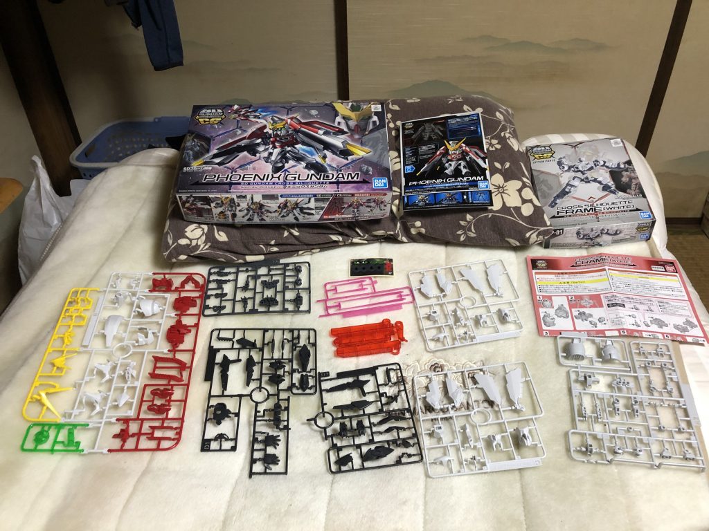 装備が充実していたり、変形用のパーツもあって、そこそこのボリュームです。クロスシルエットフレームを使用しますが、設定上のグレーではなくホワイトを使います。