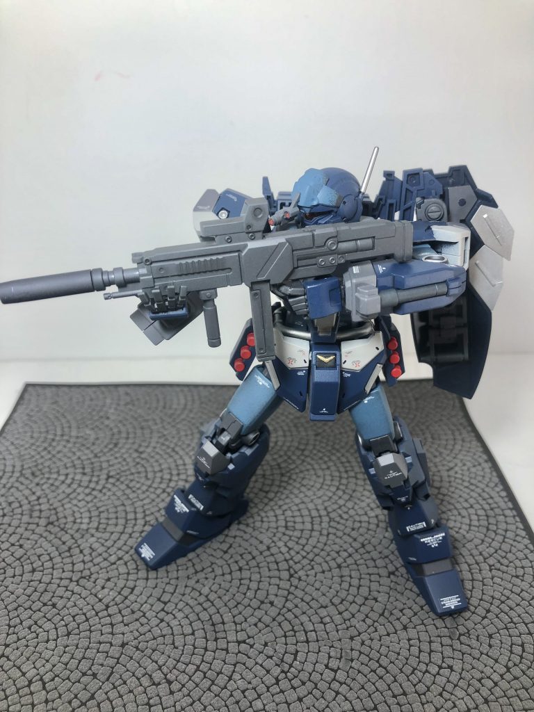 構え。頭部スナイパースコープがたまらないです。