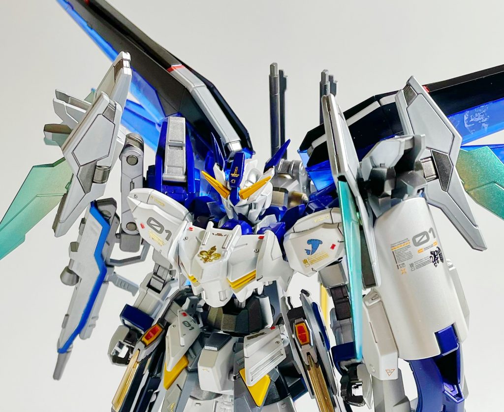 バストアップ。クスィフィアスはMGのフリーダムを使用。接続の関係で、腰はAGE FXを使っています。