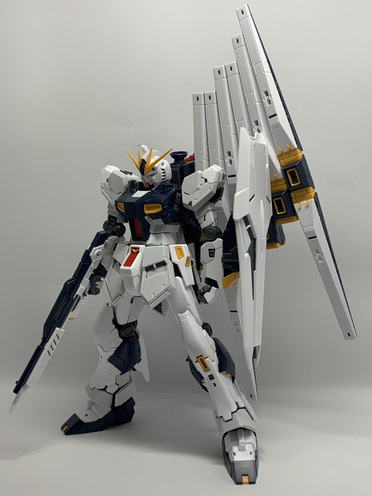 ファンファンネル装備時の立ち姿。