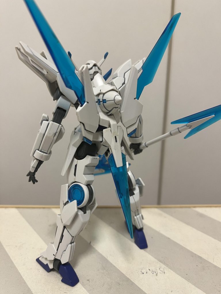 そして背面を見て、諸悪の根源を思い出す。この尻尾みたいに伸びているパーツが、とにかく折りやすいw   跳ね上げるように可動すればいいのですが、ほとんど可動しないんです。なので、作った当時に折ってしまい、雑に接着剤でくっつけるだけくっつけて、そのまま放置したことを今更思い出すというw