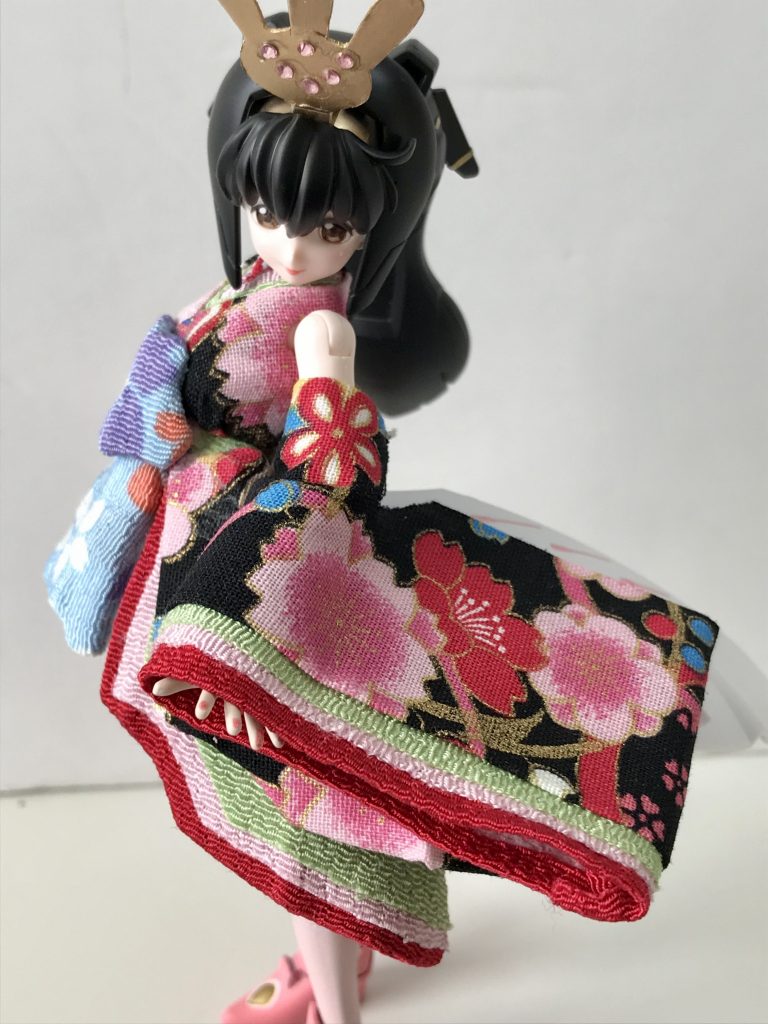 袖はフルスクラッチです。薄い紙(花紙)を袖の形に切って台紙にして、そこに布を貼り付けました。布だけで作ると形を決めにくいのと、コシがなくふにゃふにゃになるからです。けっこうしっかりできました(^^)