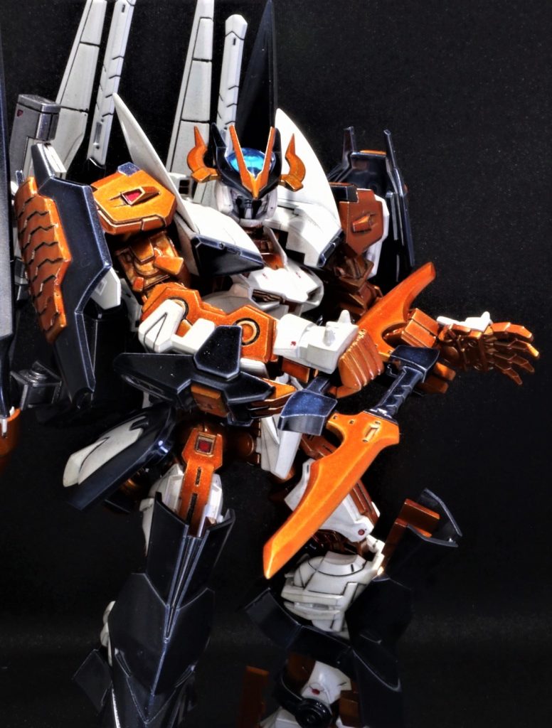 ポージング②: 強化サーベル 紅炎を構えて。刃渡りを短くした1対の強化サーベル。主武装のGNビームサーベルを多用する為あまり出番はないが、ショートサーベルとしての近接戦闘はもちろんだが、連結して円月輪の様に投擲する攻撃に多様している。