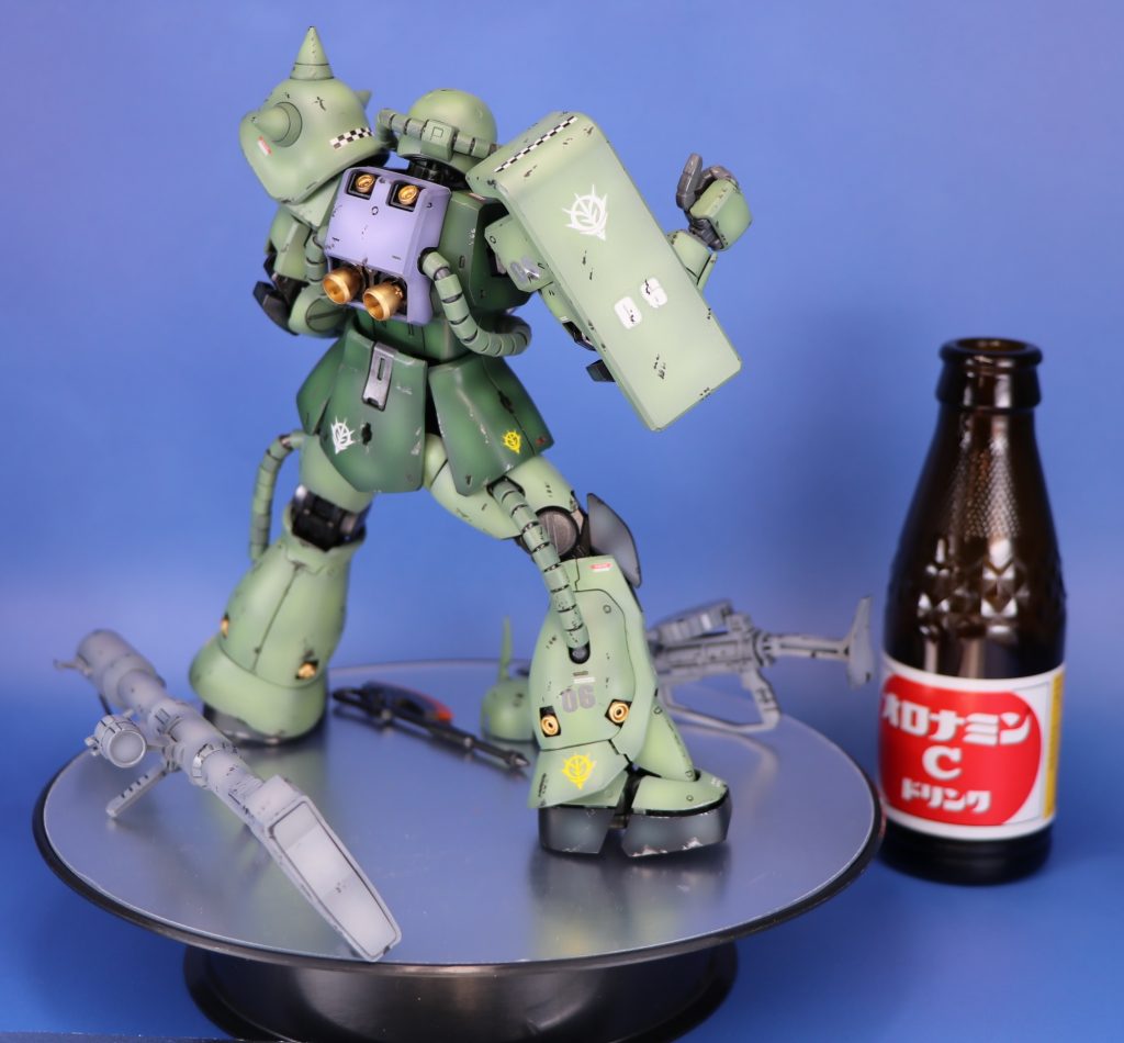 J型にはフットミサイルが付属しますが、何気にF型は通常タイプのバズーカと選択式でジャイアントバズが付属します。