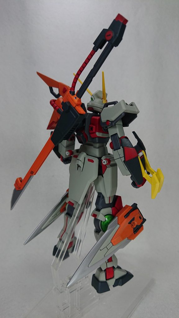 腕部は「ガンダムライトニングブラックウォーリア」「マーズフォーガンダム」のシールドユニットを装備