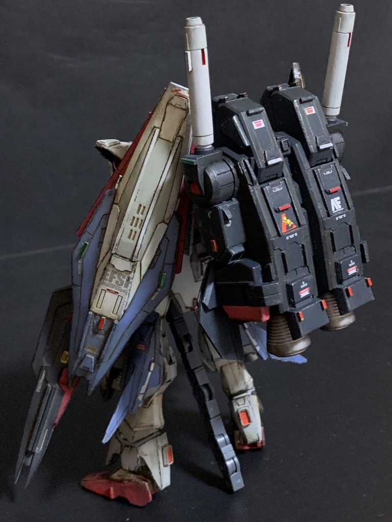 ”追加増設装備としてアナハイム・フォン・ブラウン工場で死蔵していたZZ級のバックパックを装備 強襲型MSとしての運用を計画されていた だが実際は視覚的効果を重視した装備であったとされる””言わば見た目だけの思いつきであったため 稼働試験ではバックパックの重量と推力にフレーム強度が全く追いつかず 胸部から下半身が真っ二つに分離するという散々な結果を得る事となる””胸部フレームと腰部ジョイントを接着するという 強引な手段による事でフレーム強度の問題は一応の解決をみたが 今度はバックパックの重量により直立状態すら困難な状態で有ることが判明した”