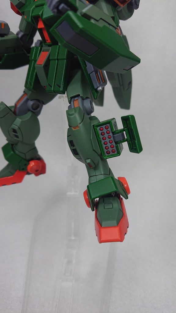 脚部は「ヘビーアームズ」関節部の差し色、悪い感じはしないがもっと別の色でも良かったかも・・・