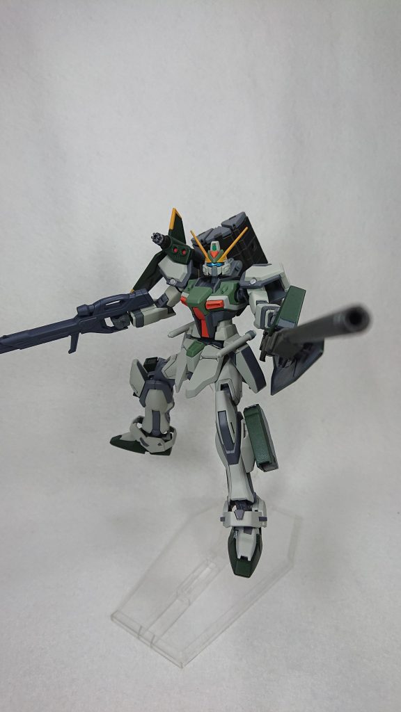 「ストライクノワール」のバックパックに、「ゼルトザームアームズ」のシールドバインダーと「MSG ウェポンユニット04」のマルチミサイルを装備