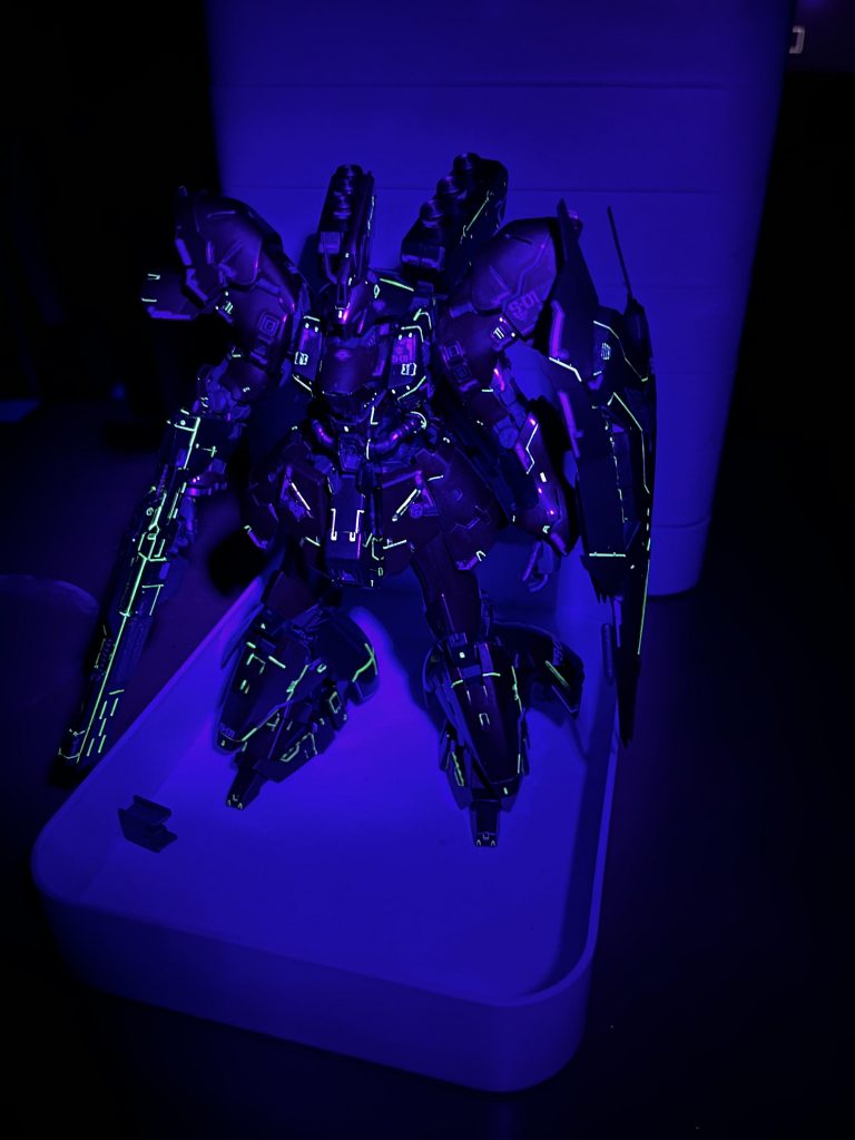 ブラックライトでモールドが光ります。