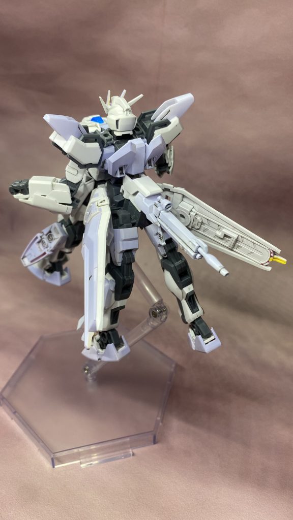 ストライカーパックは展開して四足形態に。深い意味はないですが足6本使うよりは4本かなっと思ってです…。