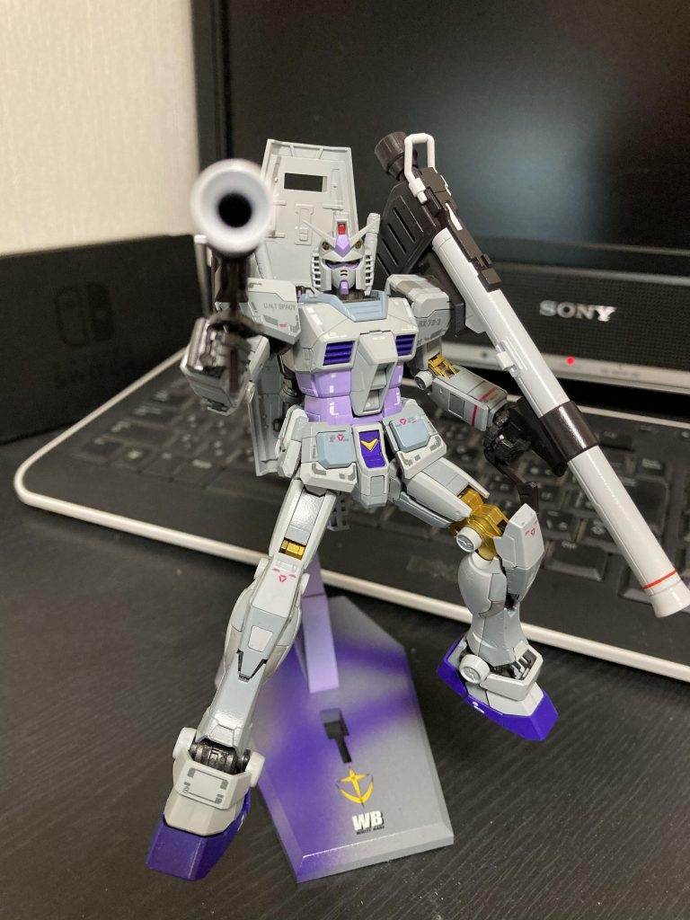 初期のRGなのでポロリが多め。武器を持たせるのもひと苦労。動かしたら折れそうだし、あんまり触りたくないver.GFTの箱絵のポージングができるよう台座がついていたのでとりあえず塗装。箱絵通りに飾ると不安定なので使うことはないかな。