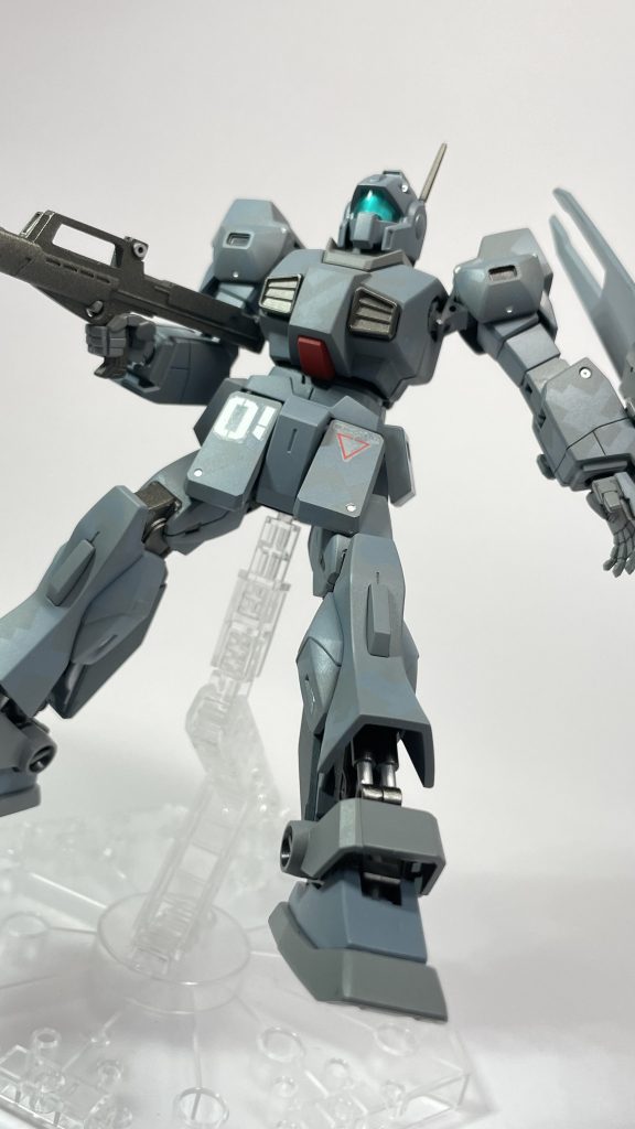 こちらのキット、足首の露出するフレームにはシリンダーなどのデザインがしっかりと作られていました。