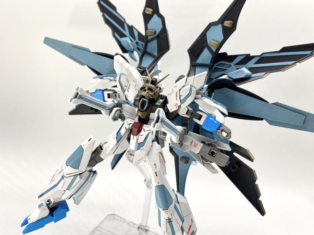 フルクロスユニットを展開さらに再度アーマーの銃口を正面に向けて胸部髑髏パーツを開放することで「クロスサテライトブラスター」を放ちます