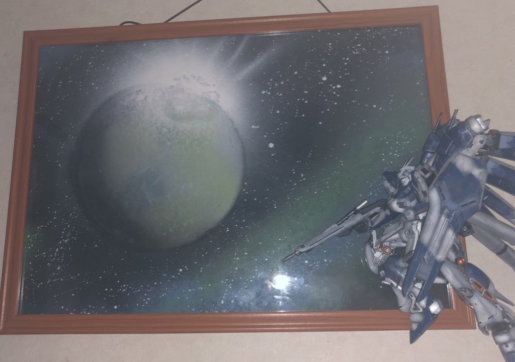 実際に壁にかけるとこんな感じです。お顔が映るのでフラッシュ炊いて撮影しましたがこれはこれでエモい気がします…… 