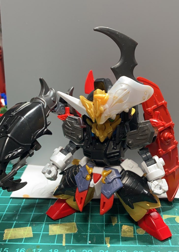 モチーフ画像とら睨めっこしながらパーツを切って貼って近付けていきます。