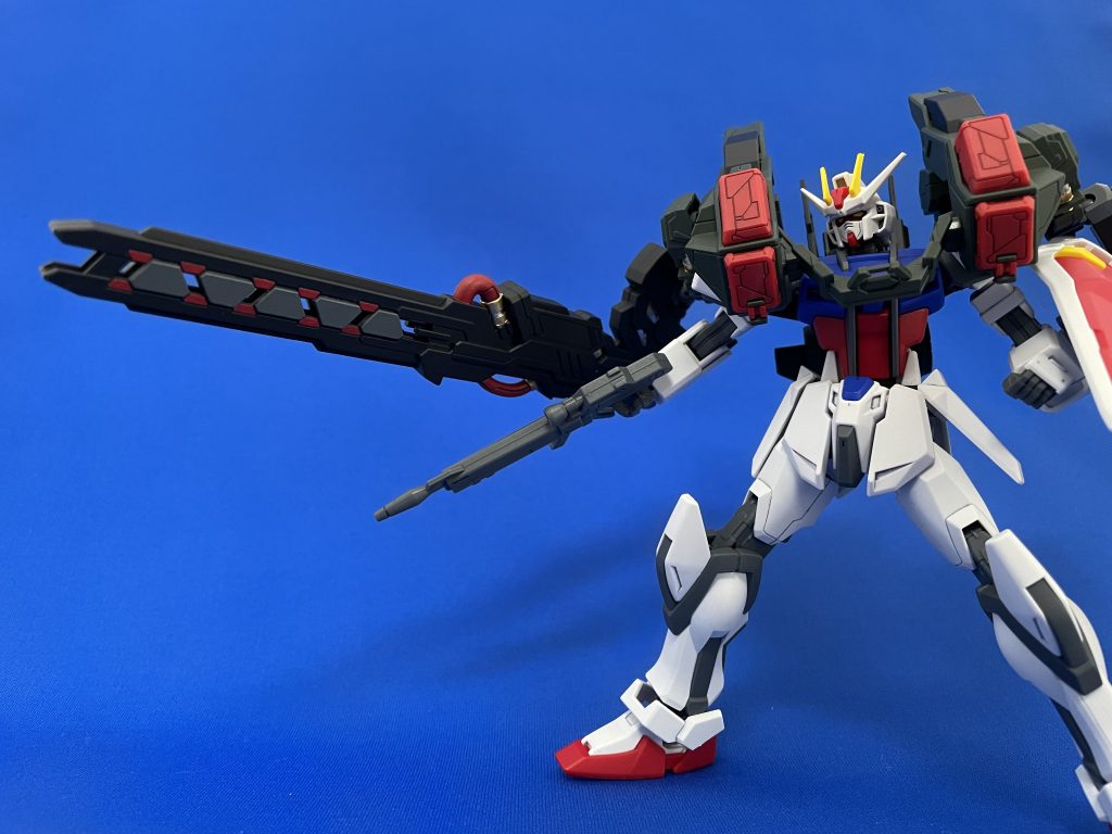 レールガンはボールジョイントで接続SD武装でありながらHGの頭身にも似合う大型武装。改造素材としてかなり便利でした