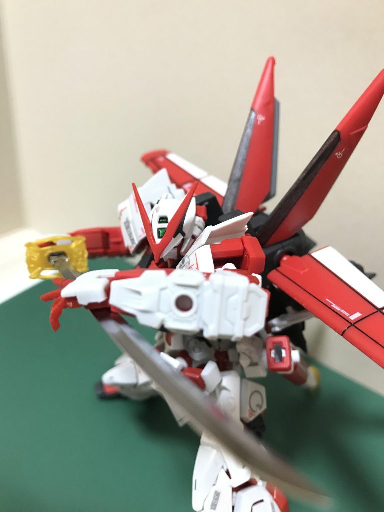 ガーベラストレート②メッキ加工されているので見栄えが良く、持たせてるだけで良い感じにただメッキが剥がれやすくなるので何度も鞘から出し入れはしない方が良いかと