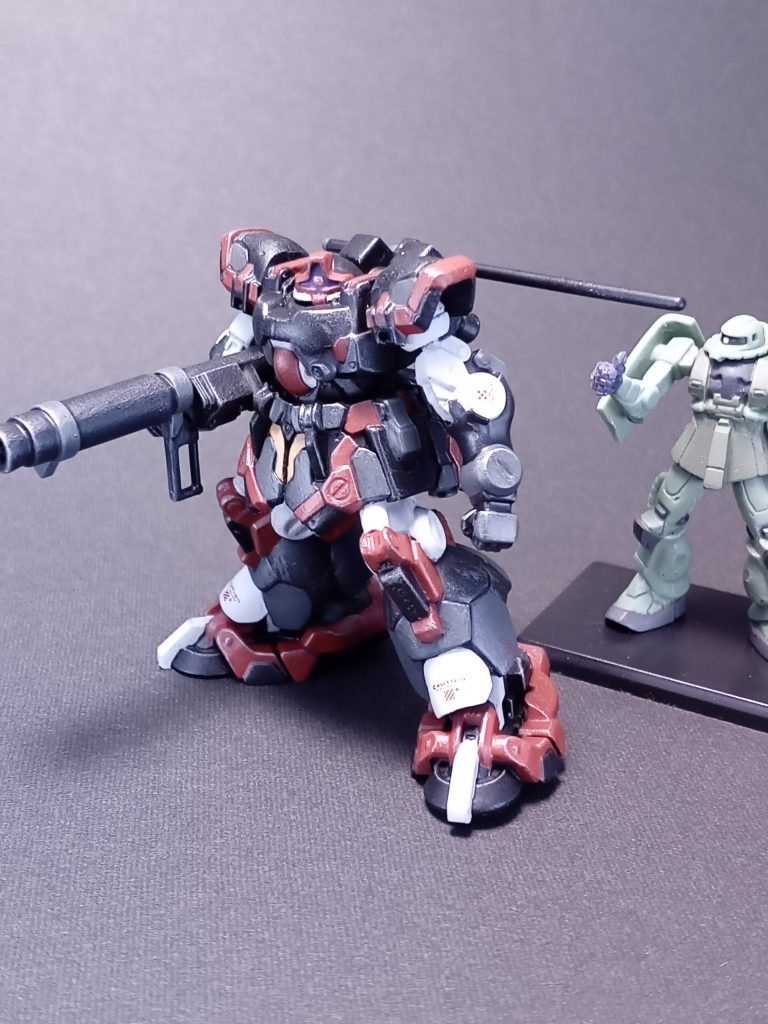 ボックスアートを意識して、ガンダムコレクションのザクの指を改造して、添えてますw