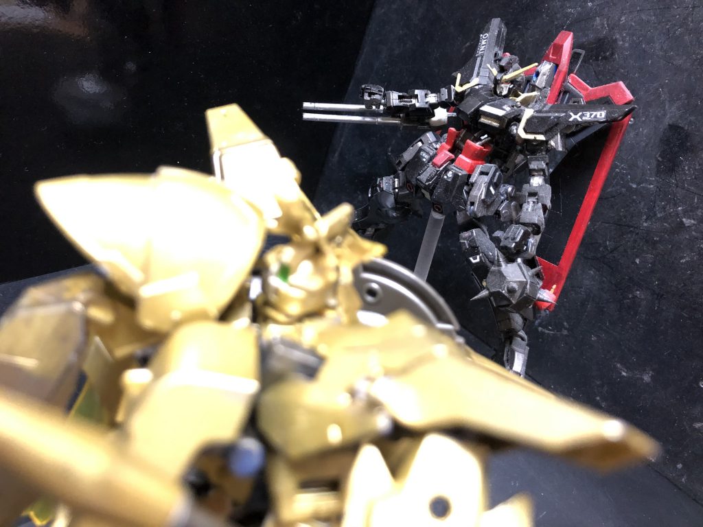 シャニ「銀ピカ...来た。喰らえ。」ヒロト「....。」シャニ「避けんなよ、ウザい...。」ヒロト「....強襲する..!」シャニ「アハハ....!この機体、フォビドゥンは、ビームは通じないんだぜ...。」ヒロト「....フォビドゥンの固定装備、エネルギー偏向装甲、ゲシュマイディッヒ・パンツァー....。ビームを完全にガード出来る...。」シャニ「ハ!ガードされるって解って撃てないかよー。ダッセーっ!」ヒロト「....フォビドゥンのガードは完璧だ。正面は....。」