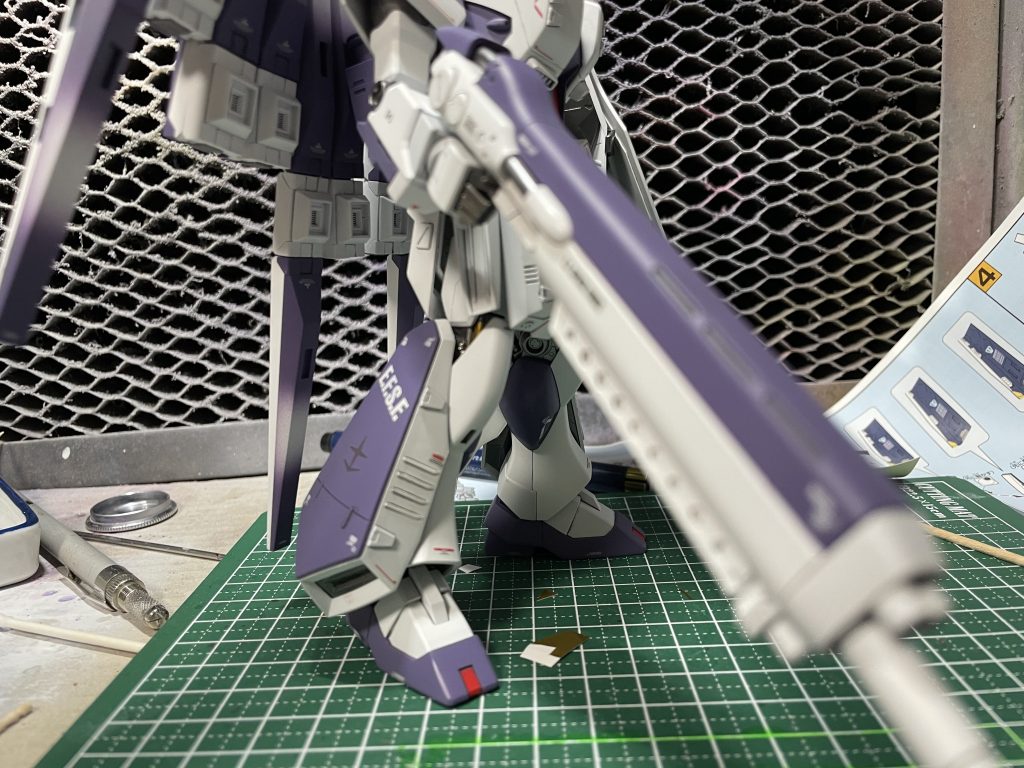 グラデーション塗装を施したのはファンネルだけで、他はパーツ分割に合わせて色を変えて塗装しました。楽です。