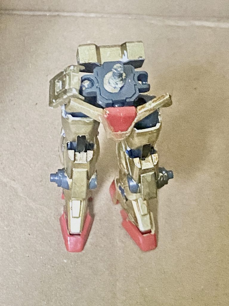 流石に腰パーツはこのまま取り付けることはできなかったのでパテで持っています肩パーツも同様の方法で取り付けています。