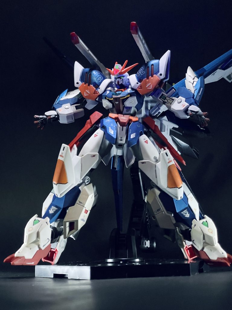 レール砲を構えた状態。全体的なカラーリングはZZガンダムをモチーフにし、近からず遠からずな仕上がりにしました。