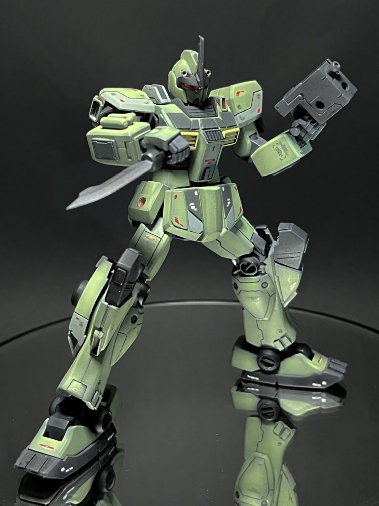 ・サブウェポンのビームピストルとヒートナイフ。ピストルは腰裏、ナイフは肩口に懸架可能。最終的には火器をすべてパージして単身切り込む用のカッコいい奴。