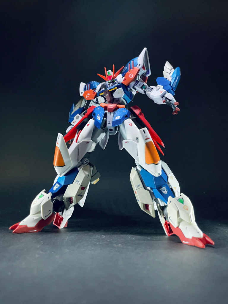 こちらがコアガンダムアークがアーマーを装着した姿の【アーケインガンダム】です。大張 正己大先生のバリ立ちがさせたくて腰まわりを改造しました。