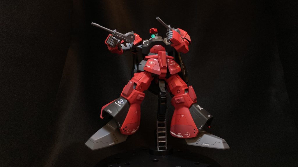 頭部バルカンの展開とビームピストルを構えて