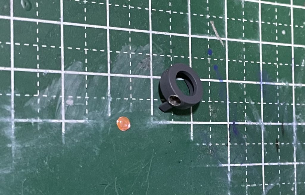 今回唯一まともな改造をしたモノアイ部分です。2.8mmのHアイズにラピーテープを貼って、モノアイレールに埋め込んでいます。見ての通り若干穴位置がずれてしまったので、モノアイレールを微調整して対処しました。以上、ご覧いただきありがとうございました！