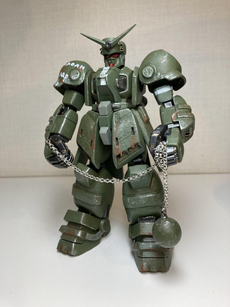 太もも・ふくらはぎは、1mmプラ板2枚を挟んで幅増ししています。上腕部はエポパテを盛り付けて削り出しで太くしました。両手はビルダーズパーツ の1/100 の物に交換しています。前部の腰アーマーは、元キットのものに1/100 ニューガンダム ver.kaの後部腰アーマーを被せたりして作っています。