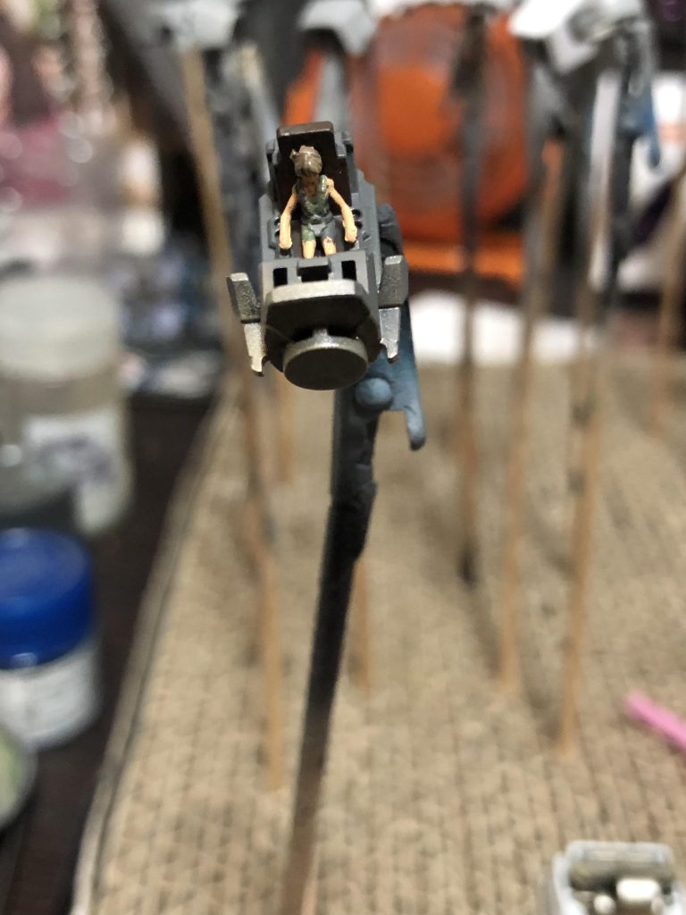 戦闘機みたいにパイロットとコクピットを塗ってから…