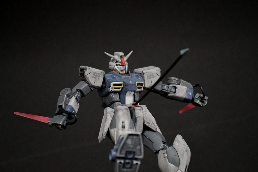 隠し武器その②「センターブロックから射出されるアンカーランチャー。射角こそ限られるが、対象の破壊・拿捕、構造物に固定しての高速移動など用途は多岐にわたる。」ストライクノワールやグフカスタムのような使用イメージです。